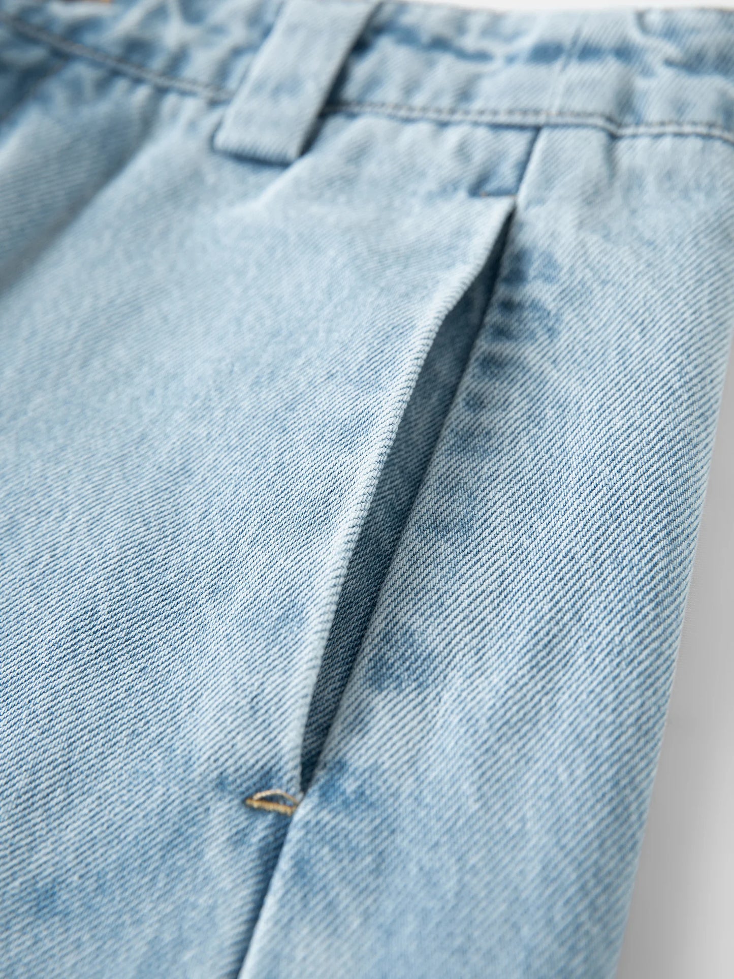 Light Wash Barrel Leg Jeans
